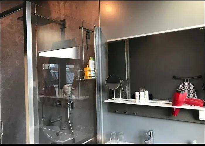 Cozy Boutique Hotel Leuven -Self Check In מלון 4*